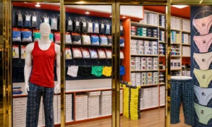 نمای فروشگاه تهران کوالیتی رحیمی با محصولات عمده و دکور سرمه‌ای و قرمز